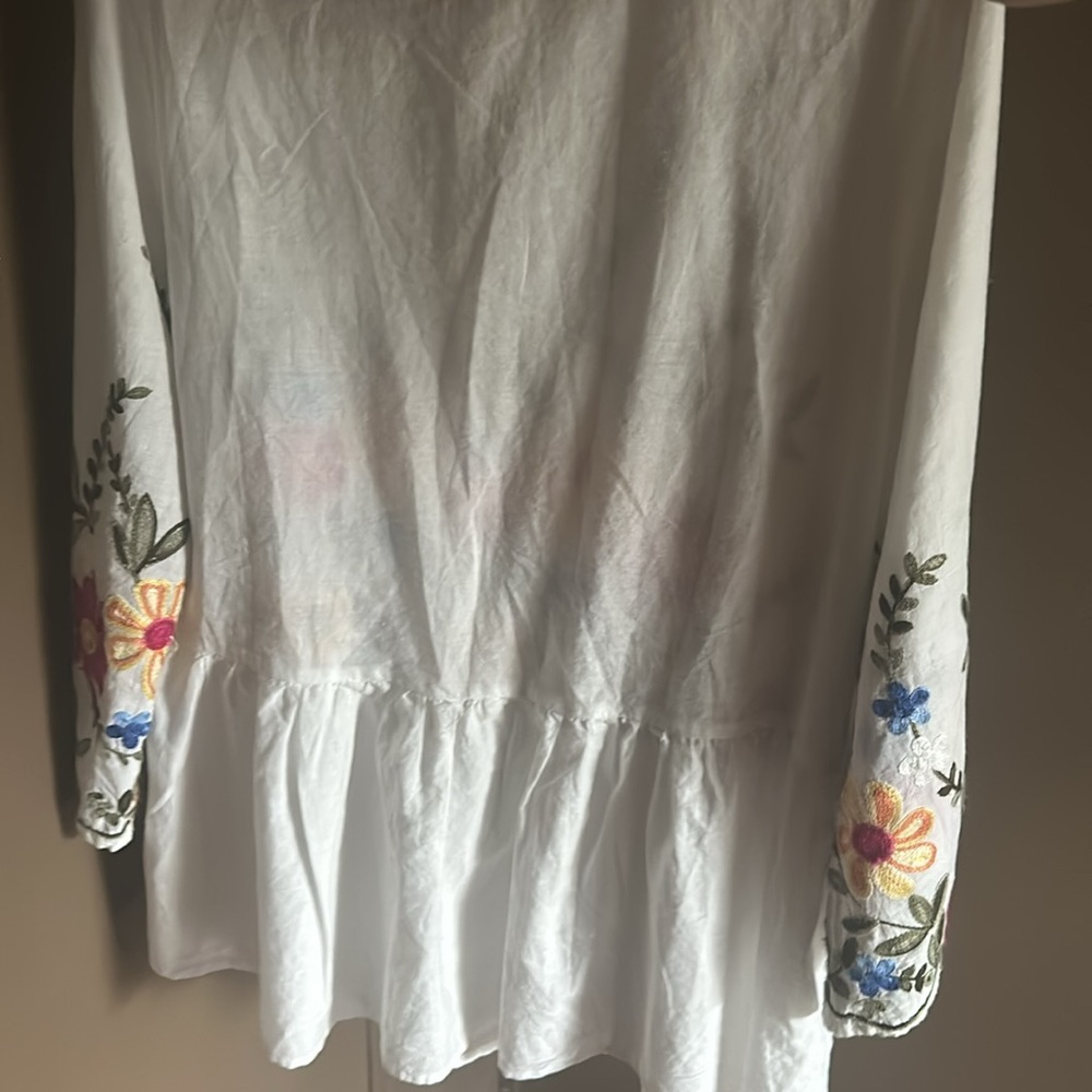 Women's Floral Embroidered Blouse - white size 2. - Picture 5 of 5